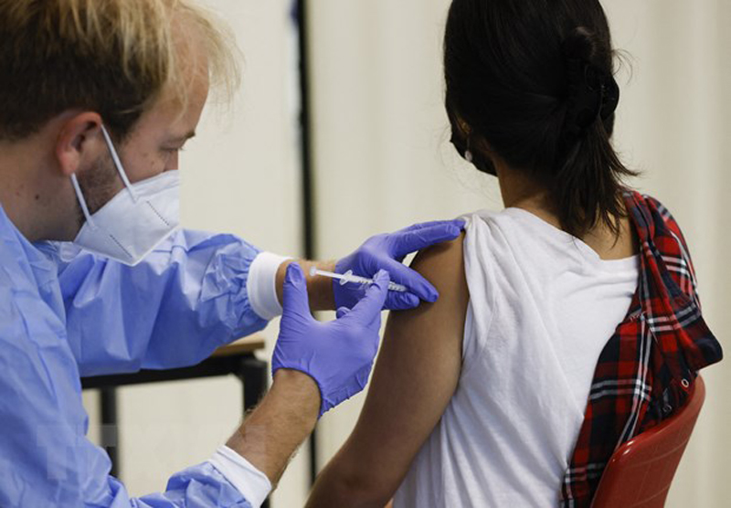 Nhân viên y tế tiêm vaccine phòng COVID-19 cho người dân. (Ảnh: AFP/TTXVN)