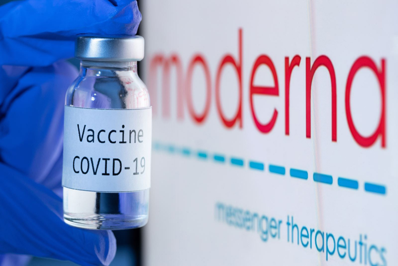 Những người đã tiêm đủ liều vaccine Pfizer hoặc Moderna có thể tiêm mũi 3 AstraZeneca. Ảnh: AFP/TTXVN