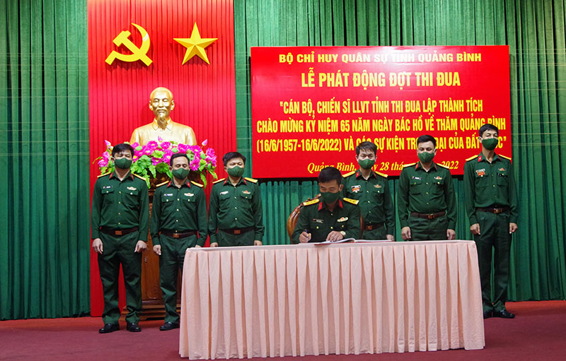 Thượng tá Đoàn Sinh Hòa, Ủy viên Ban Thường vụ Tỉnh ủy, Chỉ huy trưởng Bộ Chỉ huy Quân sự tỉnh ký chứng giám giao ước thi đua