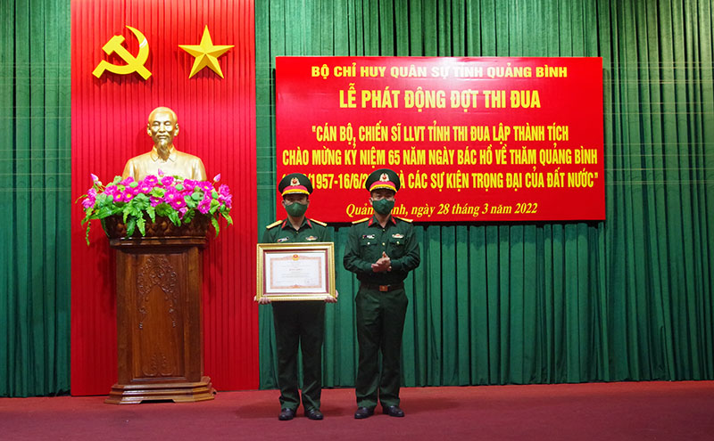 Thượng tá Đoàn Sinh Hòa, Chỉ huy trưởng Bộ CHQS tỉnh trao bằng khen của Thủ tướng Chính phủ về thành tích thực hiện nhiệm vụ quy tập hài cốt liệt sỹ giai đoạn 2013-2021 cho tập thể Phòng Chính trị.