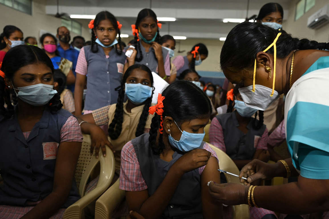 Một nữ sinh tiêm vaccine COVID-19 tại Chennai (Ấn Độ) ngày 16/3. Ảnh: Bloomberg