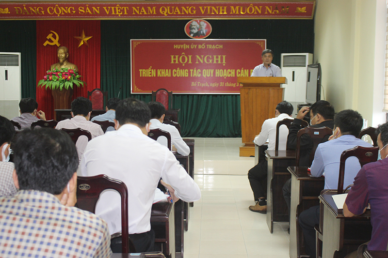  Đồng chí Phó Bí thư Thường trực Huyện ủy Bố Trạch Trần Văn Thăng phát biểu chỉ đạo tại hội nghị.