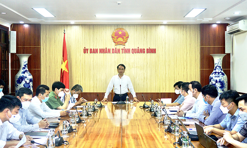 Đồng chí Phó Chủ tịch UBND tỉnh Phan Mạnh Hùng phát biểu đặt vấn đề tại buổi họp.