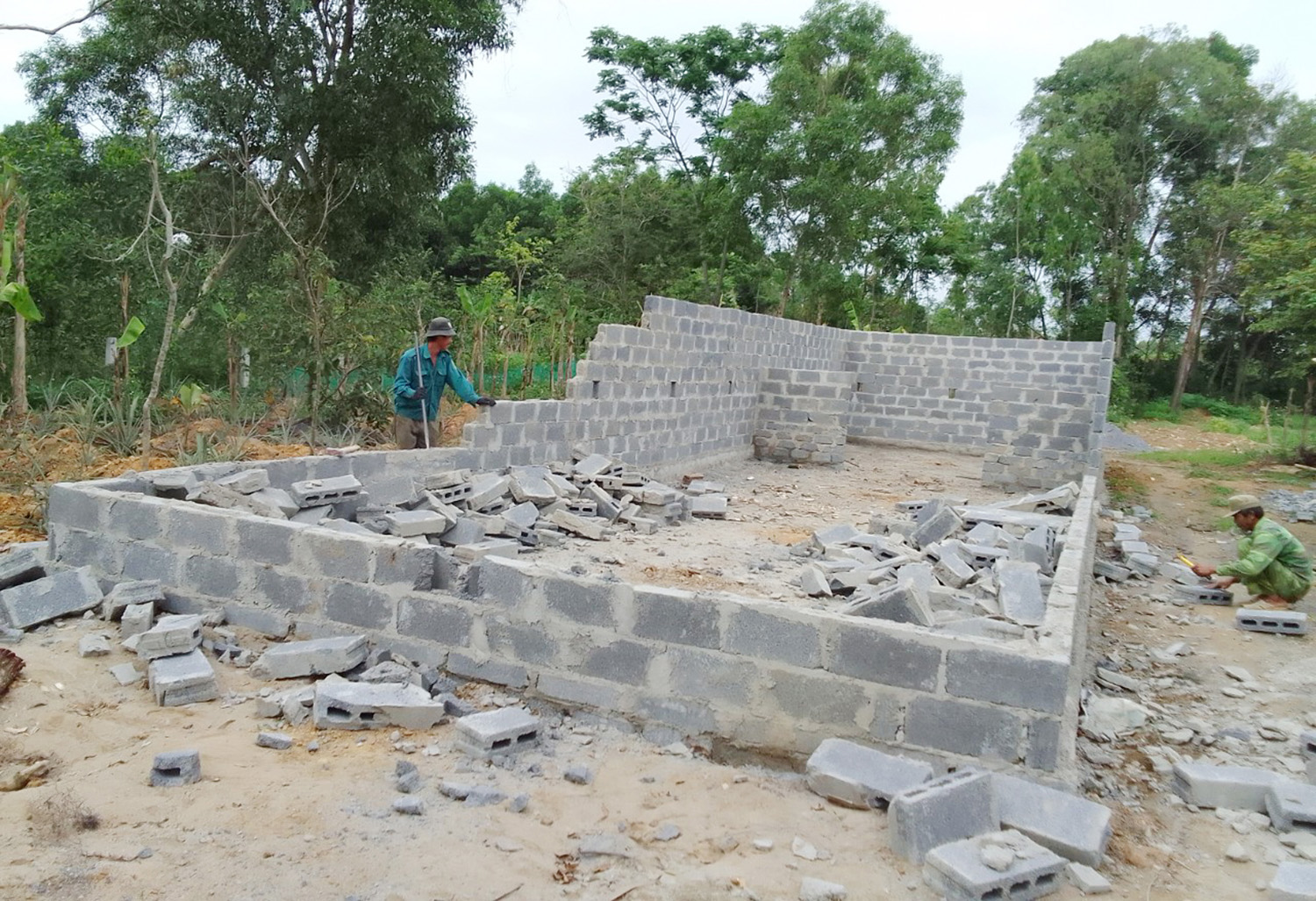 Hộ ông Phan Văn Nhật đã tự tháo dỡ công trình chuồng trại xây dựng trên đất của gia đình.