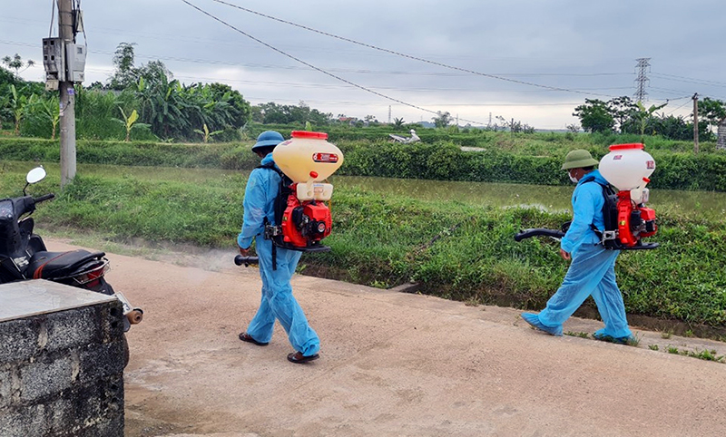 UBND xã Sơn Lộc tổ chức phun tiêu độc khử trùng đường làng ngõ xóm, khu vực chăn nuôi trên địa bàn.