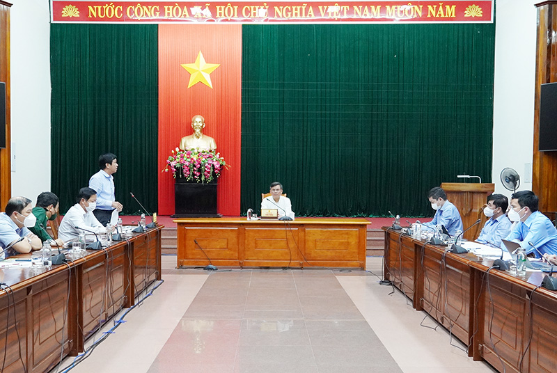 Đồng chí Phó Chủ tịch Thường trực HĐND tỉnh Nguyễn Công Huấn phát biểu tại hội nghị.