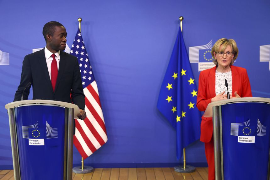 Thứ trưởng Tài chính Mỹ Wally Adeyemo (trái) và Cao ủy EU phụ trách bình ổn tài chính và các thị trường vốn Mairead McGuinness tại cuộc gặp ở Brussels (Bỉ) ngày 29/3. Ảnh: AP