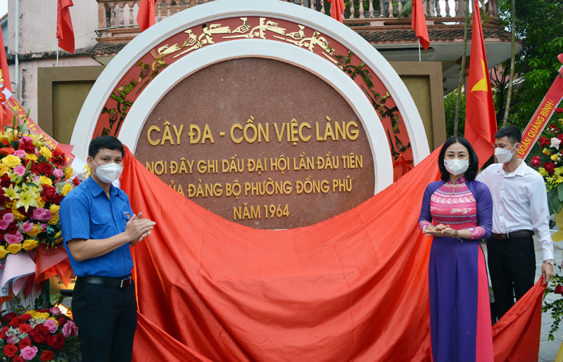  Bia Cây đa Cồn việc làng- nơi ghi dấu Đại hội đầu tiên của Đảng bộ phường Đồng Phú.