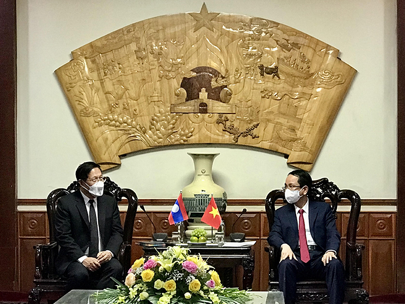 Đồng chí Viengxay Phommachanh gửi lời cảm ơn đến các đồng chí lãnh đạo tỉnh, Đảng bộ và nhân dân Quảng Bình đã luôn trân trọng, phát huy mối quan hệ gắn bó truyền thống giữa 2 nước Việt Nam-Lào.  