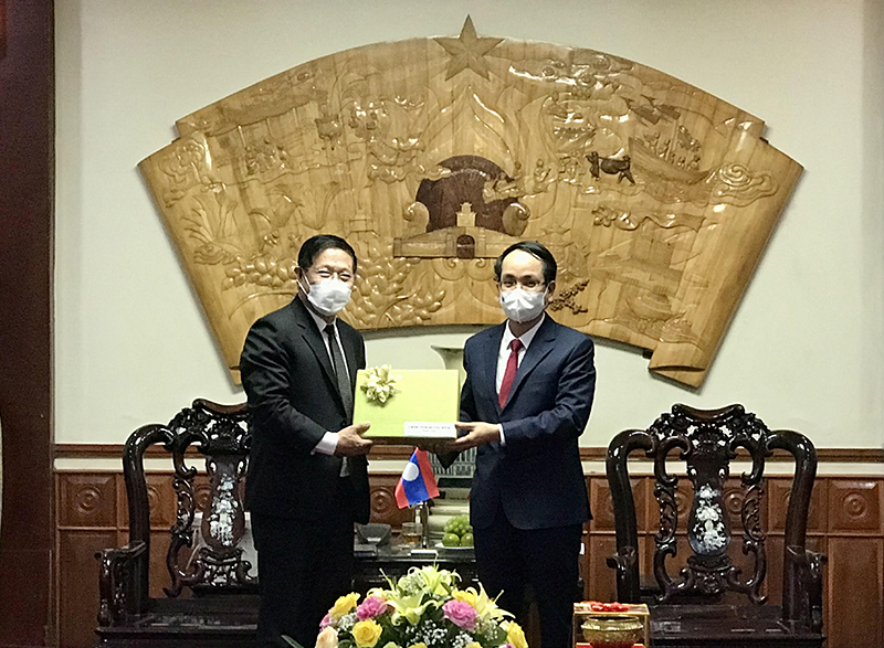 Đồng chí Phó Chủ tịch UBND tỉnh Phan Mạnh Hùng tặng quà lưu niệm đồng chí Viengxay Phommachanh.