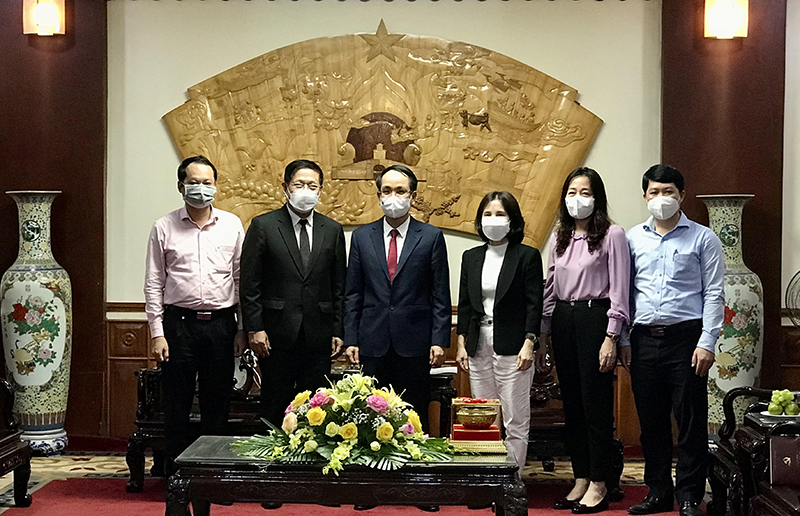 -	Đồng chí Phó Chủ tịch UBND tỉnh Phan Mạnh Hùng và các đại biểu dự buổi tiếp chụp ảnh lưu niệm với đồng chí Viengxay Phommachanh.