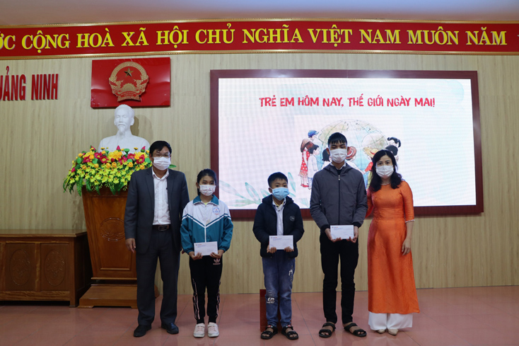 PC Quảng Bình: Nhận đỡ đầu 5 trẻ em mồ côi có hoàn cảnh khó khăn