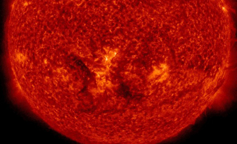 Vết đen mặt trời phát nổ đang phóng dòng plasma về phía Trái đất