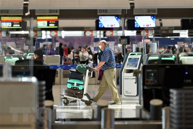 Hành khách tại sân bay quốc tế Suvarnabhumi ở Bangkok, Thái Lan, ngày 1/3/2022. (Ảnh: THX/TTXVN)