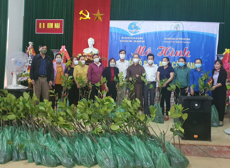 Đại đức Thích Thiền Bình, đại diện Hội LHPN và HTX Đức Hưng trao tặng cây giống cho bà con ở xã An Ninh.