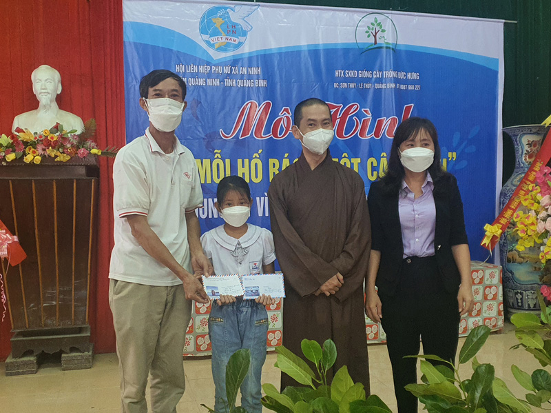 Đại đức Thích Thiện Bình và HTX Đức Hưng trao học bổng cho học sinh nghèo.