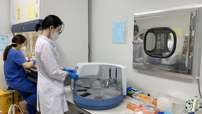Trong đợt chống dịch cao điểm năm 2021, CDC Quảng Bình đã được các doanh nghiệp, nhà hảo tâm hỗ trợ trang thiết bị, máy xét nghiệm SARS-CoV-2 hiện đại đáp ứng kịp thời công cuộc chống dịch của tỉnh.