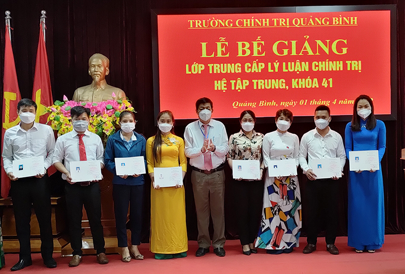  Lãnh đạo Trường Chính trị Quảng Bình trao bằng tốt nghiệp cho các học viên.