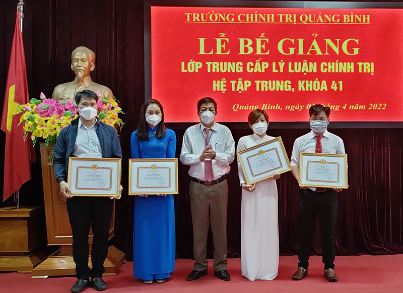  Lãnh đạo Trường Chính trị Quảng Bình trao giấy khen cho các học viên có thành tích xuất sắc trong học tập và rèn luyện.