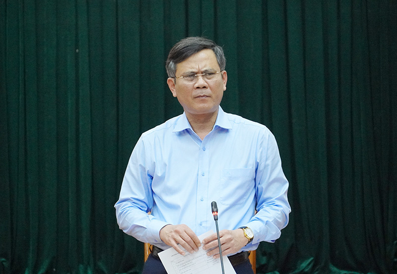 Đồng chí Chủ tịch UBND tỉnh Trần Thắng phát biểu tại phiên họp