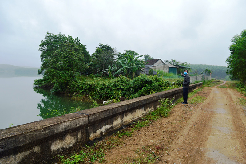 Một hộ dân xây nhà nằm giữa 2 đập chính trong phạm vi lòng hồ Khe Ngang.