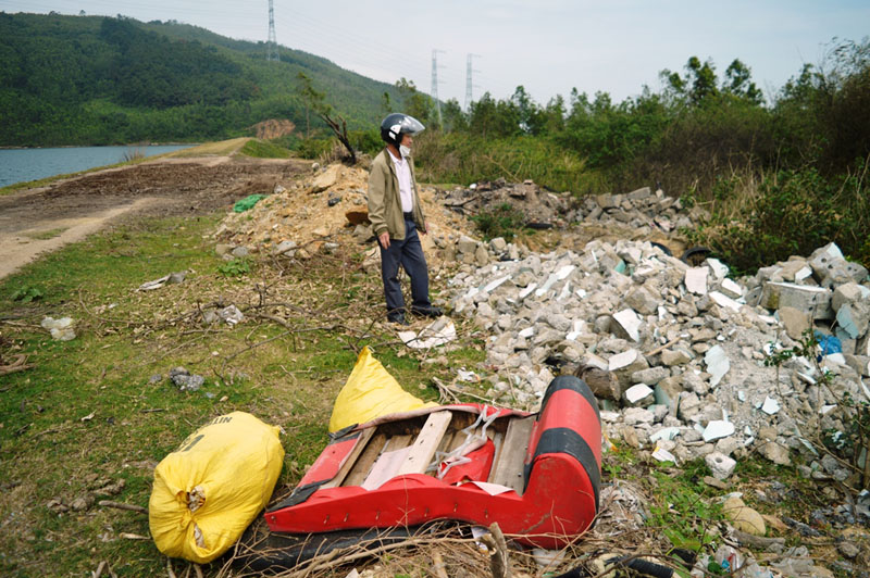 Nhiều người đến đổ chất thải xây dựng, rác thải sinh hoạt gây mất mỹ quan cũng như ô nhiễm môi trường xung quanh hồ Đồng Mười, xã Quảng Đông. 