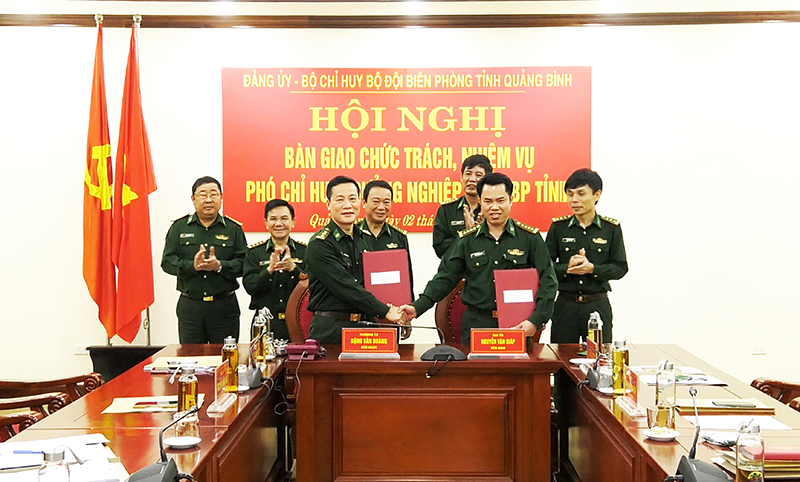 Đại tá Nguyễn Văn Giáp bàn giao chức trách, nhiệm vụ Phó Chỉ huy trưởng nghiệp vụ cho thượng tá Đặng Văn Hoàng.