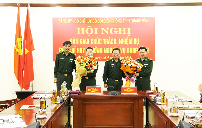 Thường vụ Đảng ủy BCH BĐBP Quảng Bình tặng hoa chúc mừng 2 đồng chí được bổ nhiệm chức trách, nhiệm vụ mới.