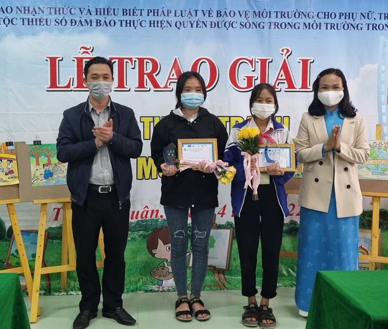  Ban giám khảo trao giải nhì cho các em học sinh trường THCS Trường Xuân.
