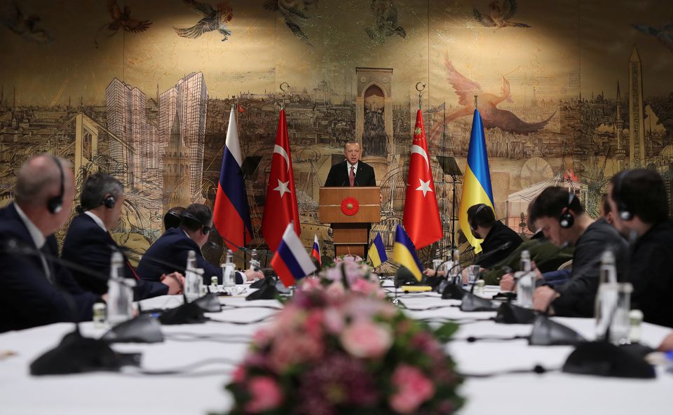 Tổng thống Thổ Nhĩ Kỳ Tayyip Erdogan phát biểu trước các nhà đàm phán Nga và Ukraine tại cuộc hội đàm trực tiếp ở Istanbul, Thổ Nhĩ Kỳ ngày 29/3. Ảnh: Reuters