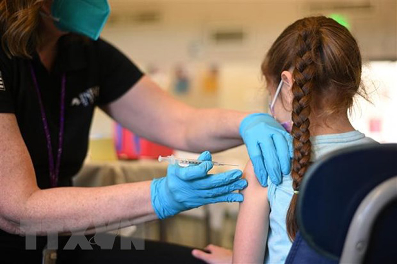 Tiêm vaccine phòng COVID-19 cho trẻ em tại Los Angeles, bang California, Mỹ ngày 19/1/2022. (Ảnh: AFP/TTXVN)