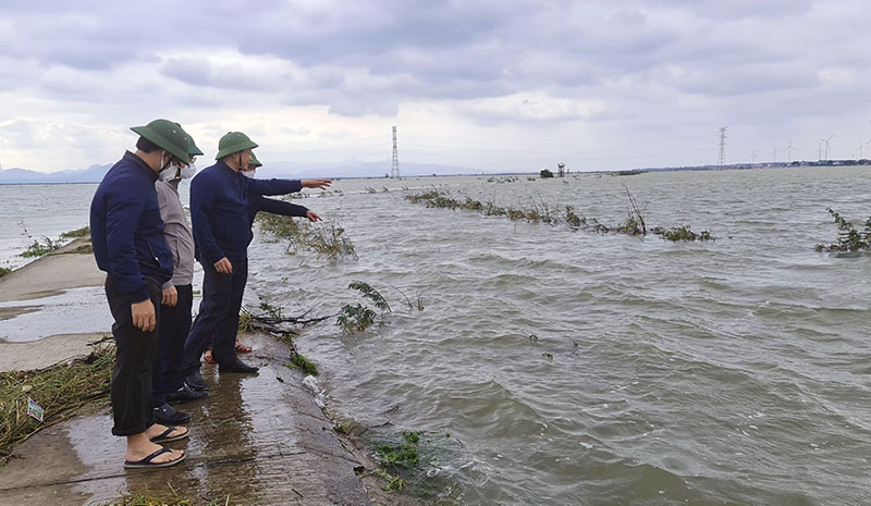 Đoàn công tác kiểm tra tình hình thiệt hại do mưa lũ tại huyện Lệ Thủy.