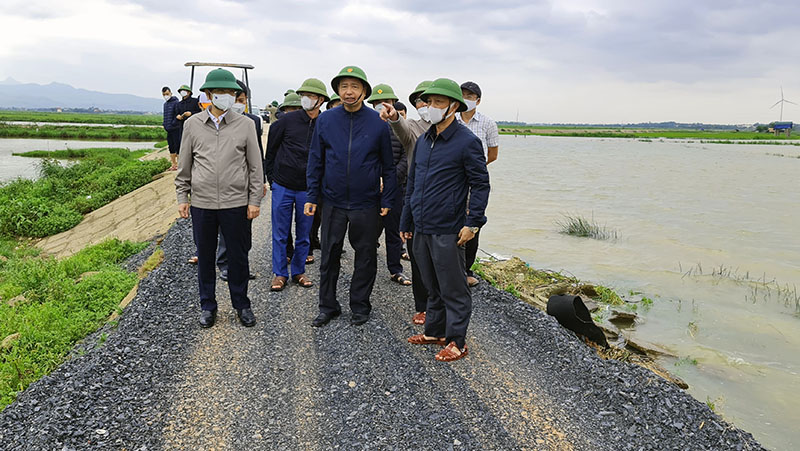Đồng chí Tổng cục trưởng Tổng cục Phòng chống thiên tai Trần Quang Hoài và đoàn công tác kiểm tra tình hình thiệt hại do mưa lũ tại huyện Quảng Ninh.
