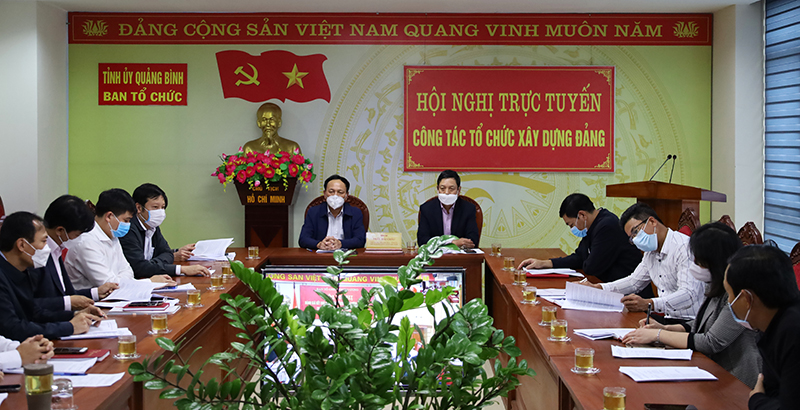  Đồng chí Phó Bí thư Thường trực Tỉnh ủy Trần Hải Châu và đại diện lãnh đạo Ban Tổ chức Tỉnh ủy tham dự hội nghị tại điểm cầu Quảng Bình. 