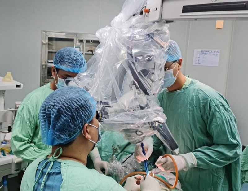 Các bác sỹ phẫu thuật cắt bỏ toàn bộ khối u não cho bệnh nhân