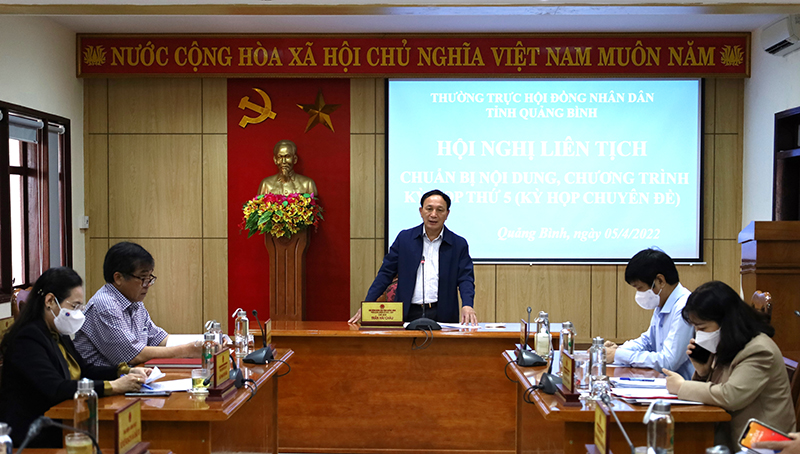 Đồng chí Chủ tịch HĐND tỉnh Trần Hải Châu chủ trì hội nghị.