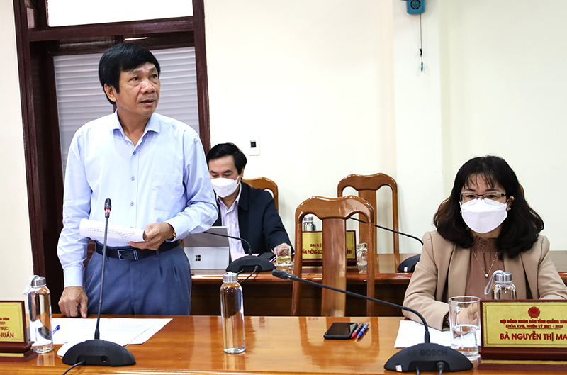Đồng chí Phó Chủ tịch Thường trực HĐND tỉnh Nguyễn Công Huấn phát biểu ý kiến tại hội nghị.