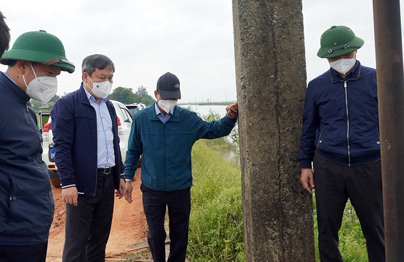Đồng chí Bí thư Tỉnh ủy Vũ Đại Thắng kiểm tra hoạt động của hệ thống đê, cống thoát lũ tại xã Thanh Thủy