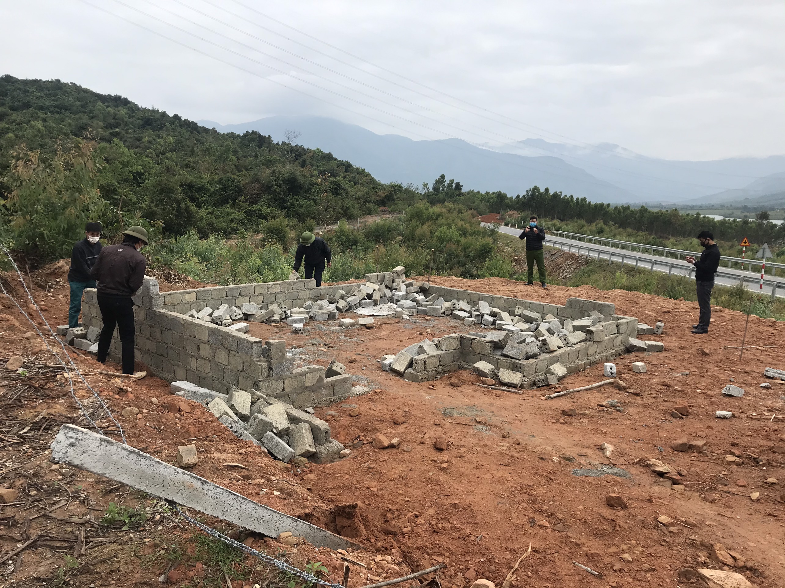 Nhiều hộ dân ở huyện Quảng Trạch đã tự nguyện tháo gỡ công trình xây dựng “đón đầu” chờ đền bù.