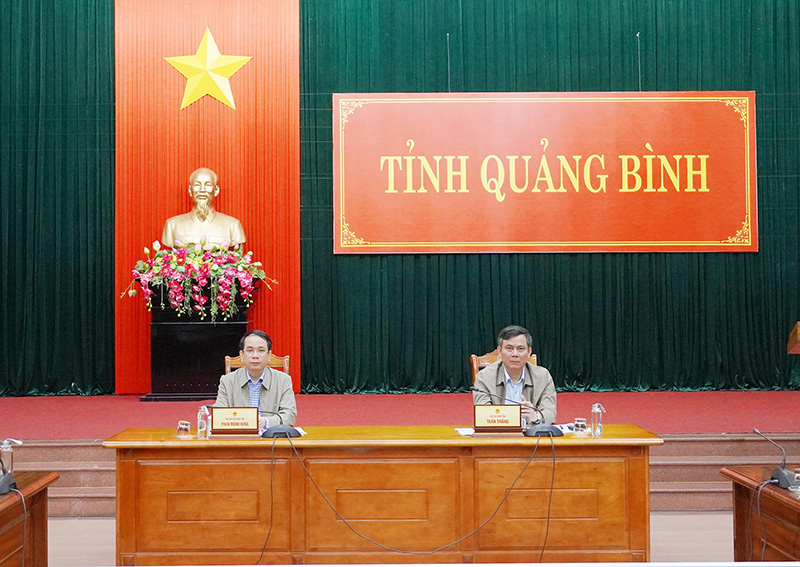 Đồng chí Chủ tịch UBND tỉnh Trần Thắng và đồng chí Phó Chủ tịch UBND tỉnh Phan Mạnh Hùng dự hội nghị tại điểm cầu Quảng Bình