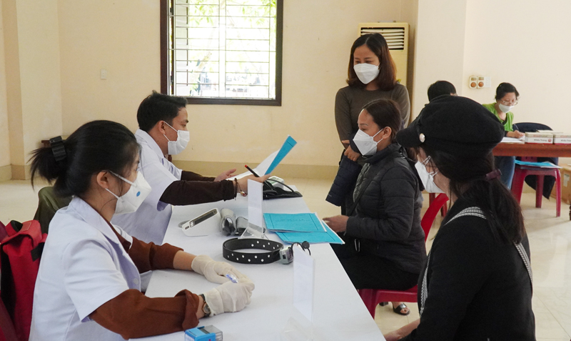 Khám sức khỏe định kỳ cho công nhân, người lao động Công ty cổ phần Việt Trung Quảng Bình.