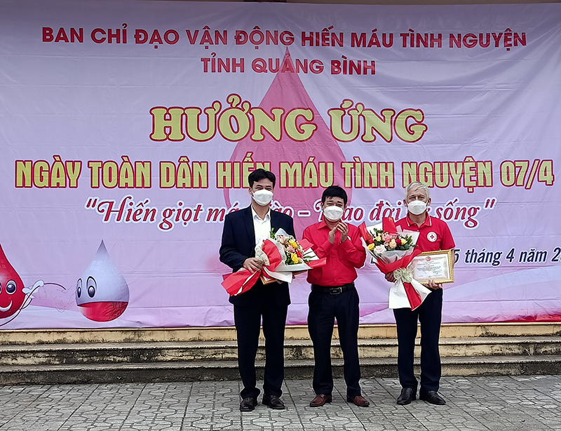 Đại diện lãnh đạo Ban Chỉ đạo vận động hiến máu tình nguyện tỉnh Quảng Bình đã trao cho các cá nhân và tập thể đã có những thành tích xuất sắc trong công tác hiến máu tình nguyện 2021.