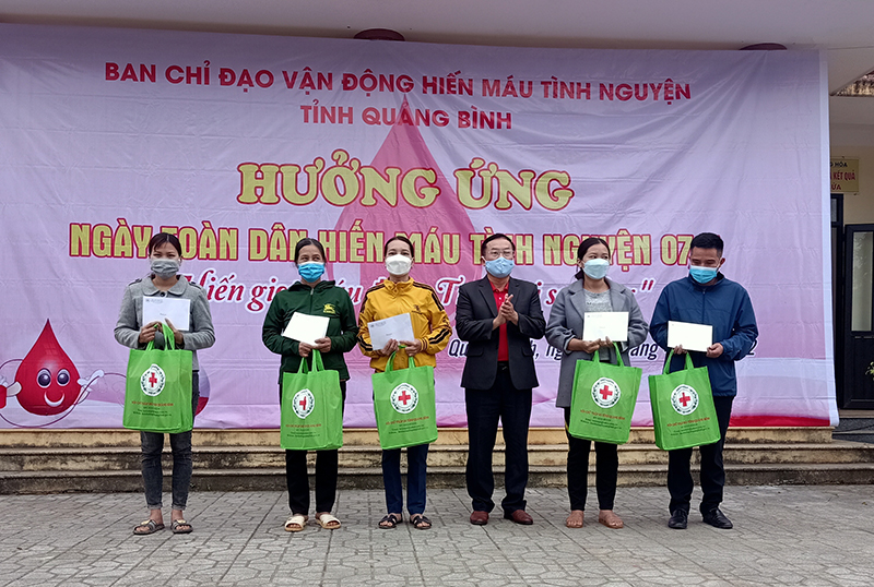 Đại diện lãnh đạo huyện Tuyên Hóa trao quà cho 5 hộ gia đình có hoàn cảnh khó khăn trên địa bàn huyện.