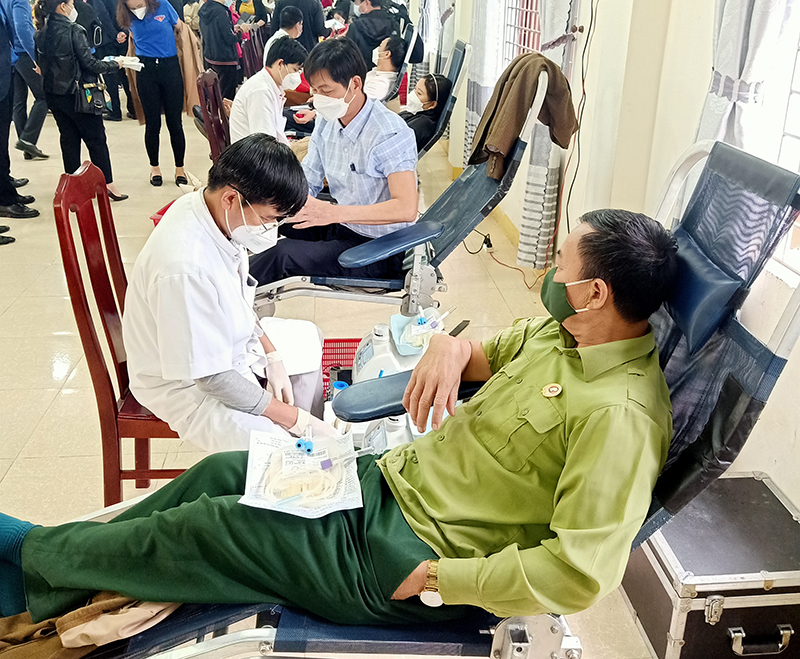 Các tình nguyện viên tham gia hiến máu nhân đạo hưởng ứng ngày toàn dân hiến máu tình nguyện năm 2022.