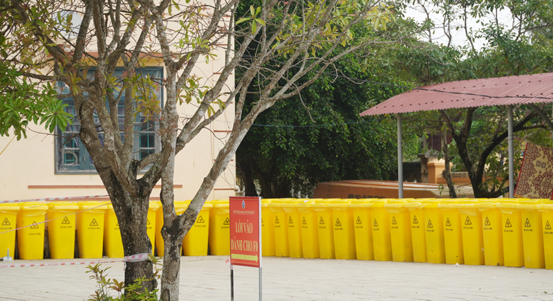 Tại các cơ sở thu dung điều trị F0 rác thải được phân loại và bảo quản trong các thùng chứ rác nguy hại màu vàng trước khi đưa đi xử lý theo quy định.
