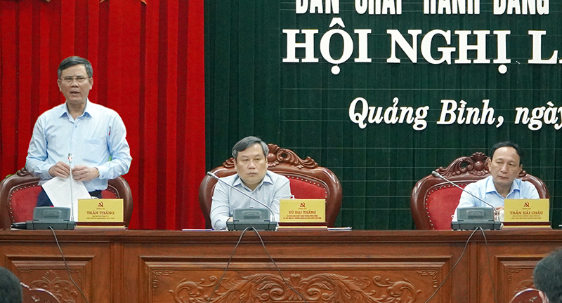 Đồng chí Chủ tịch UBND tỉnh Trần Thắng điều hành phiên thảo luận.