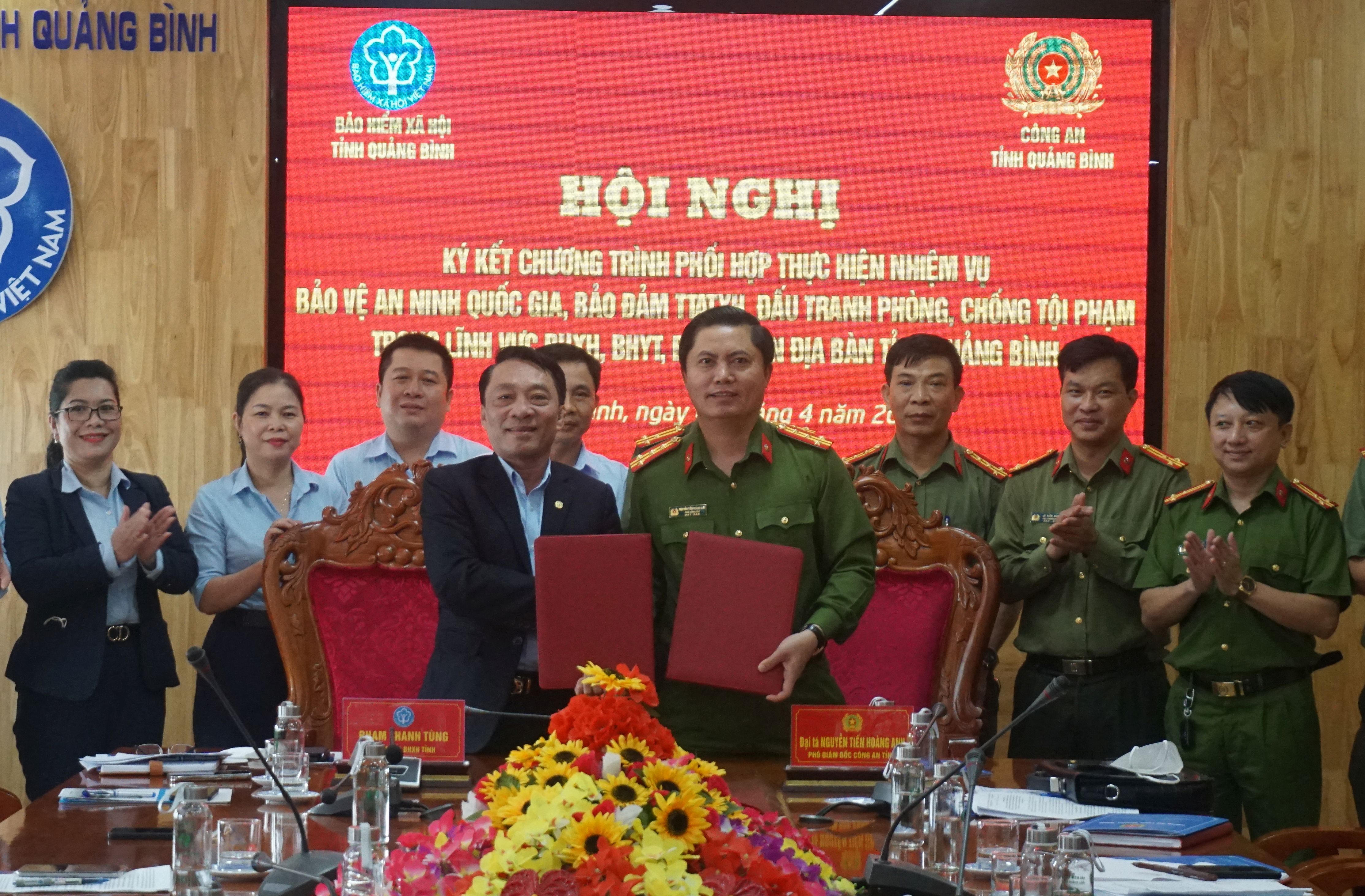 Lãnh đạo Công an tỉnh và BHXH tỉnh Quảng Bình ký kết quy chế phối hợp 