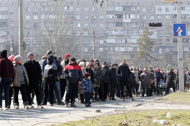 Người dân xếp hàng chờ nhận đồ viện trợ tại Mariupol, Ukraine. (Ảnh: THX/ TTXVN)