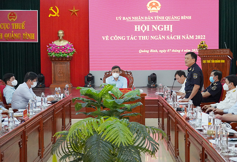 Đại diện lãnh đạo Cục Hải quan Quảng Bình báo cáo kết quả thu ngân sách của đơn vị.
