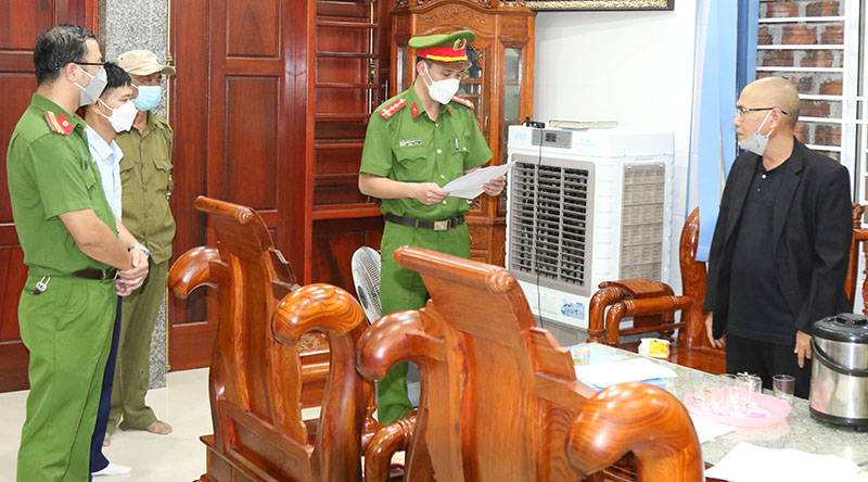 Tống đạt quyết định tạm giữ hình sự đối tượng Nguyễn Hùng Quân về hành vi lừa đảo chiếm đoạt tài sản.